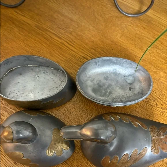 vintage pewter and brass duck-shaped and swan pair of trinket boxes. - Picture 7 of 11